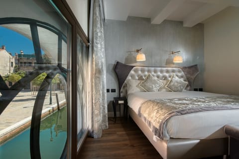 Superior Double or Twin Room, Canal View | Down comforters, minibar, in-room safe, desk