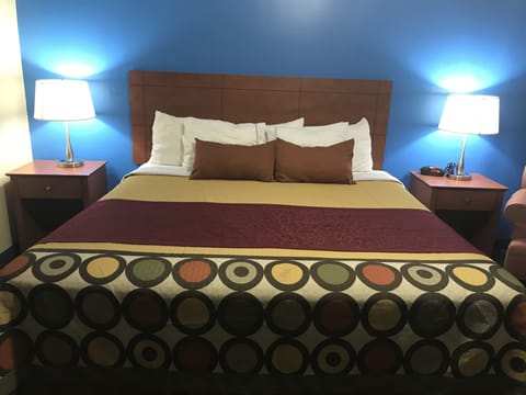 Deluxe Room, 1 King Bed | Desk, free WiFi, bed sheets