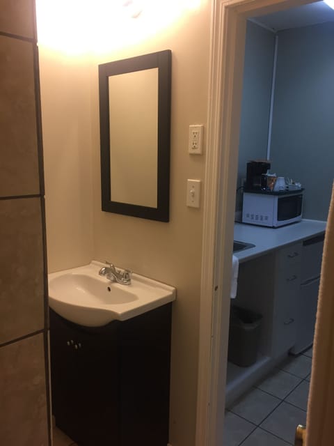 (1) Queen bedded room with Shower  | Bathroom | Combined shower/tub, free toiletries, towels, soap