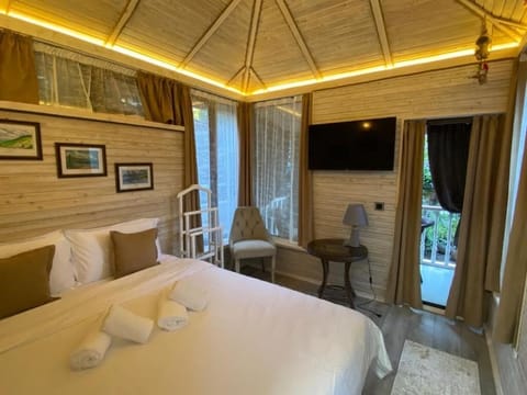 Chalet | Premium bedding, minibar, in-room safe, desk