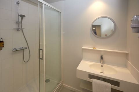 Family Room | Bathroom | Free toiletries, hair dryer, towels