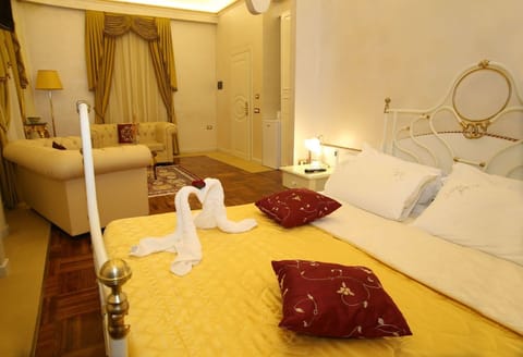 Suite | Hypo-allergenic bedding, minibar, in-room safe, desk