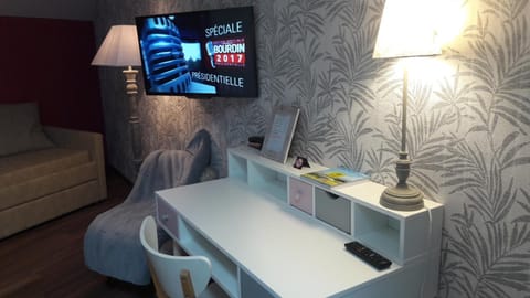 Desk, soundproofing, free WiFi, bed sheets