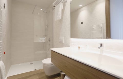 Economy Room, 1 Queen Bed, Non Smoking | Bathroom | Shower, rainfall showerhead, free toiletries, hair dryer