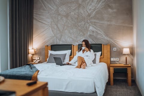 Apartment with balcony and SPA access | Minibar, in-room safe, desk, blackout drapes