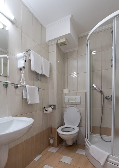Triple Room, Balcony | Bathroom | Shower, hair dryer, towels