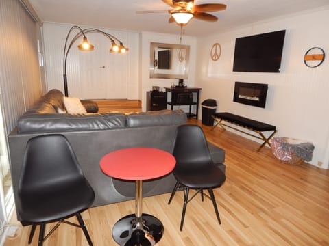 Suite | Living room | 40-inch flat-screen TV with cable channels, TV