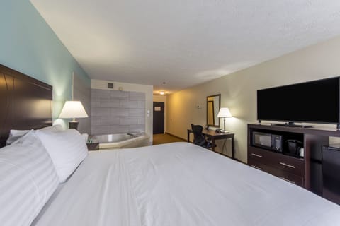 Suite, 1 King Bed | Premium bedding, down comforters, pillowtop beds, desk