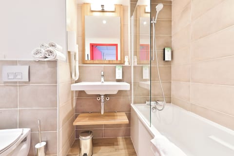 Standard Room, Multiple Beds | Bathroom | Eco-friendly toiletries, towels, soap, shampoo