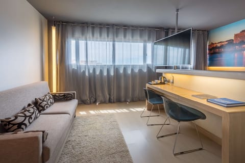 Minibar, in-room safe, desk, laptop workspace