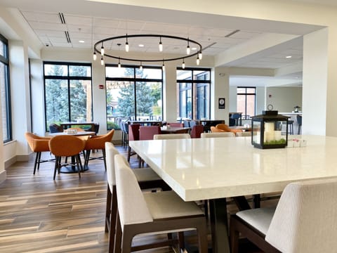 Breakfast and dinner served