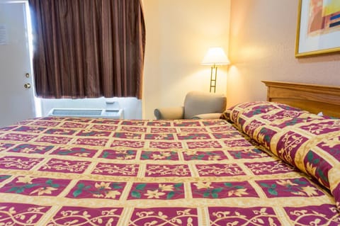 In-room safe, desk, free WiFi