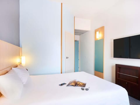 In-room safe, desk, soundproofing, iron/ironing board