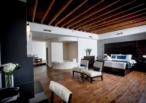 Deluxe Room, 1 King Bed, Jetted Tub | Premium bedding, in-room safe, individually decorated