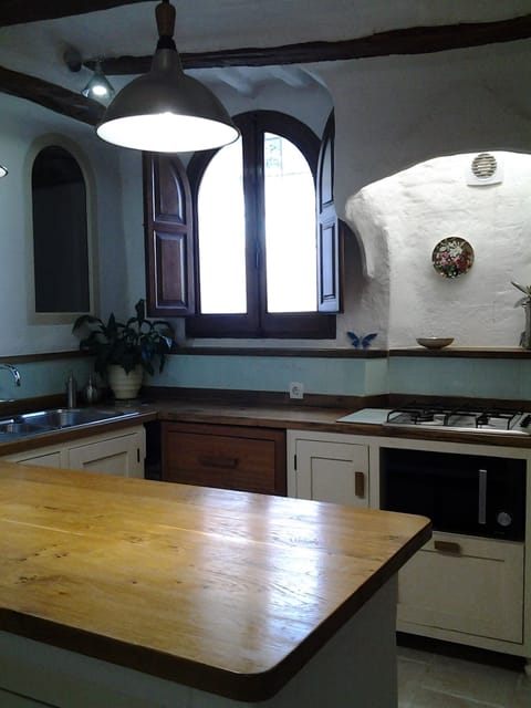 Romantic Town House, 3 Bedrooms | Private kitchen