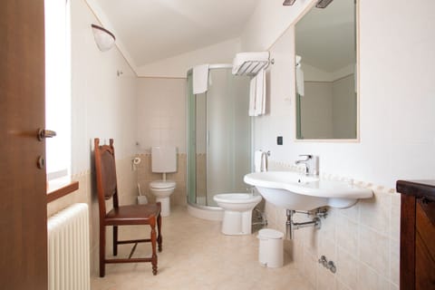 Superior Room | Bathroom | Shower, free toiletries, hair dryer, bidet