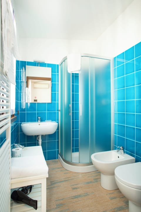 Single Room | Bathroom | Shower, free toiletries, hair dryer, bidet