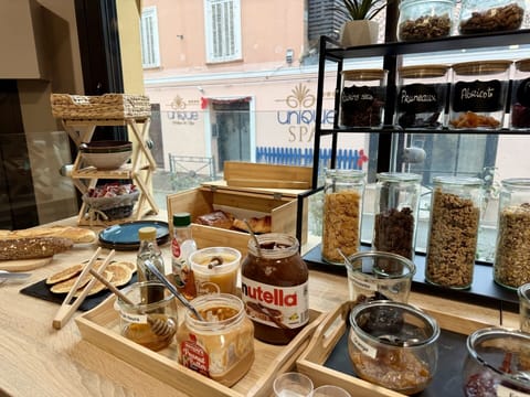 Daily continental breakfast (EUR 16 per person)