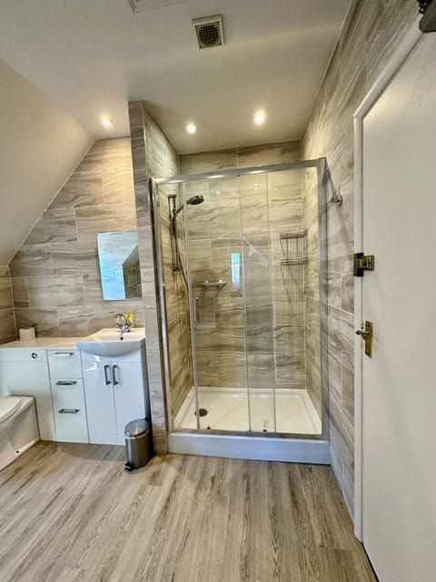 Deluxe Double Room | Bathroom | Free toiletries, hair dryer, towels