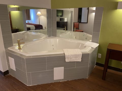 Deluxe Non-Smoking Hot Tub Room | Desk, blackout drapes, iron/ironing board, free WiFi