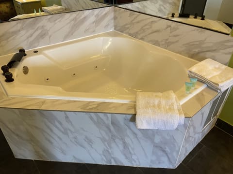Jetted tub