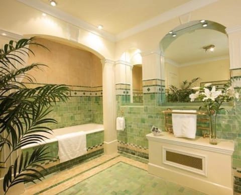 Suite with Seaview | Bathroom | Free toiletries, hair dryer, towels