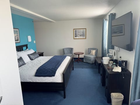Deluxe king bed suite | Desk, soundproofing, WiFi (free), bed sheets