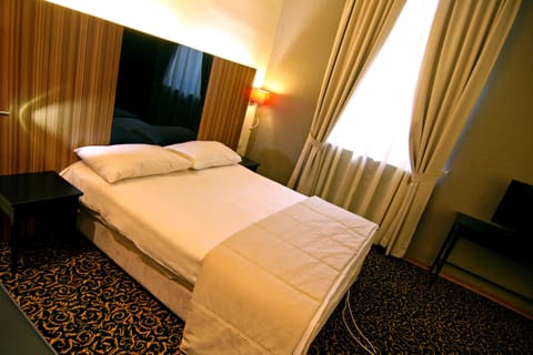 Deluxe Double Room Single Use, 1 Bedroom, Accessible, Garden View | Minibar, in-room safe, desk, soundproofing