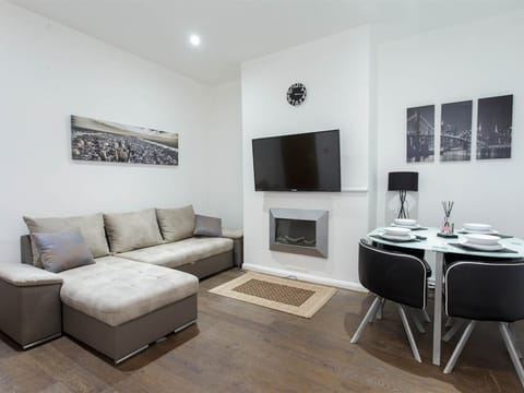 Apartment, Private Bathroom (Occupancy 7) | Lounge