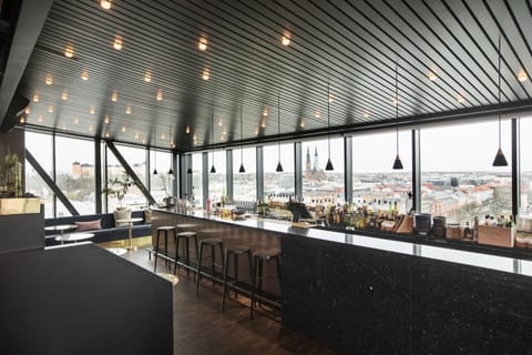 2 bars/lounges