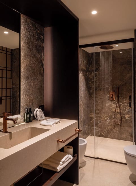 Suite | Bathroom | Shower, free toiletries, hair dryer, slippers