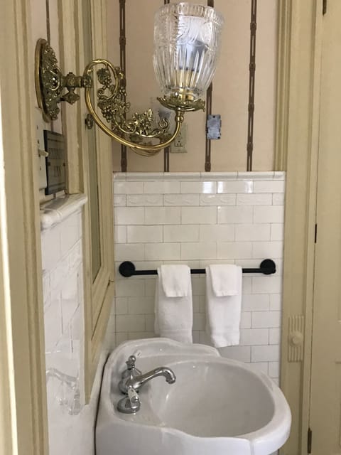 Deluxe Room, 1 King Bed (George) | Bathroom | Free toiletries, hair dryer, bathrobes, towels