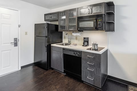 Fridge, microwave, stovetop, dishwasher