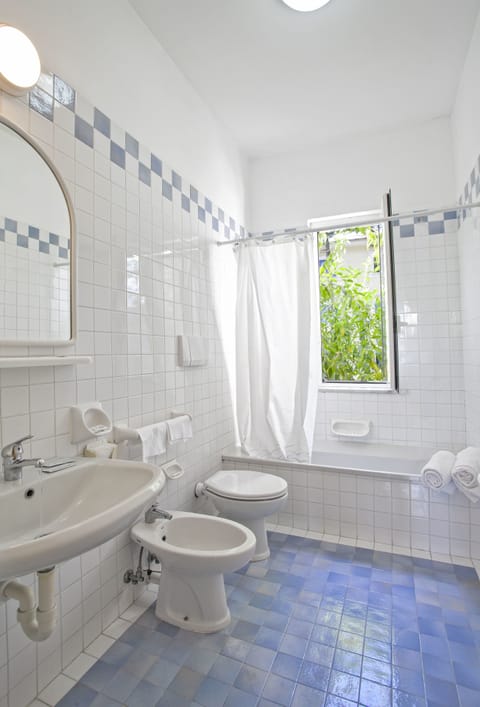 Standard Double or Twin Room | Bathroom | Shower, free toiletries, hair dryer, bidet