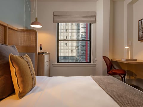 Classic Room, 1 Queen Bed | Hypo-allergenic bedding, minibar, in-room safe, desk