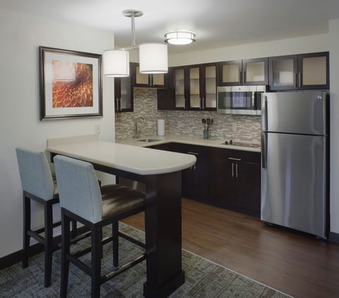 Coffee/tea maker, full-size fridge, microwave, oven