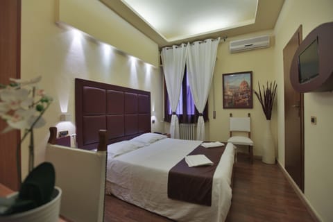 Frette Italian sheets, hypo-allergenic bedding, desk, blackout drapes