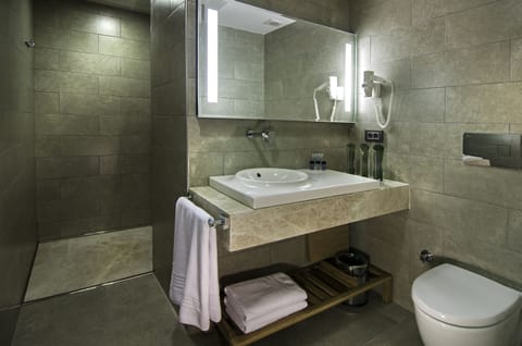 Deluxe Room Sea View | Bathroom | Shower, rainfall showerhead, free toiletries, hair dryer