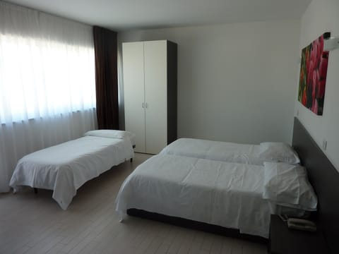 Hypo-allergenic bedding, down comforters, in-room safe, desk