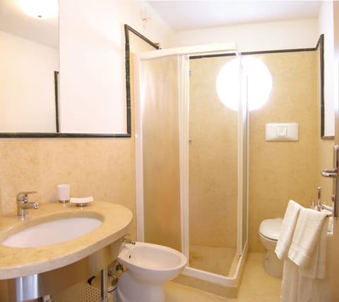 Combined shower/tub, free toiletries, hair dryer, bidet