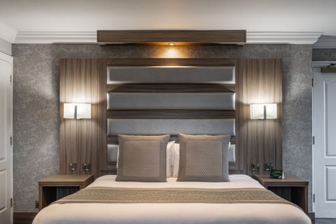 Suite, 1 King Bed | Desk, iron/ironing board, rollaway beds, free WiFi