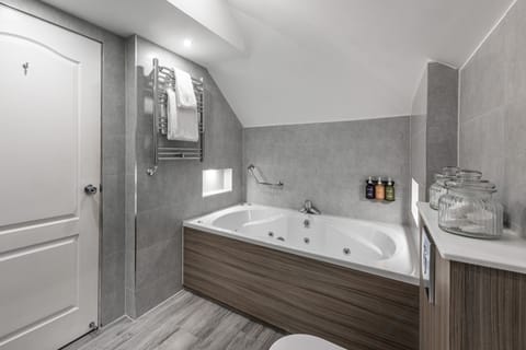 Suite, 1 King Bed | Bathroom | Free toiletries, hair dryer, towels