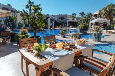 2 restaurants, lunch served