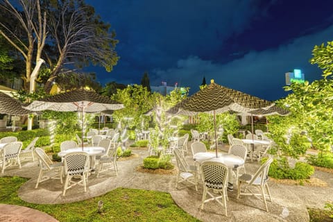 3 restaurants, breakfast, lunch, dinner served; international cuisine