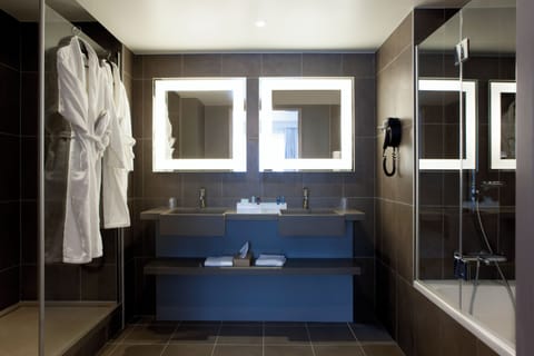 Suite, 1 Queen Bed with Sofa bed | Bathroom | Eco-friendly toiletries, hair dryer, towels, soap