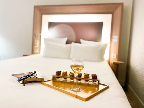 Executive Room, 1 Queen Bed with Sofa bed | 1 bedroom, minibar, in-room safe, desk