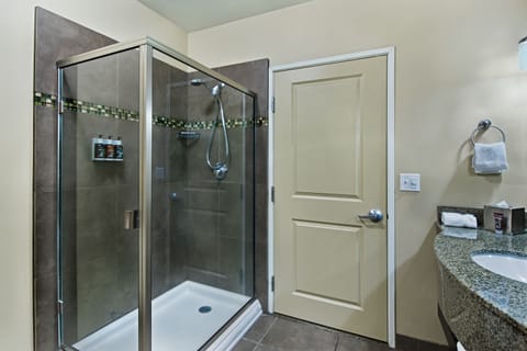 Extended Stay King Suite | Bathroom | Combined shower/tub, free toiletries, hair dryer, towels