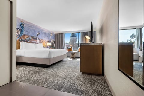 Standard Room, 1 King Bed, Mobility Accessible (Communications) | Premium bedding, pillowtop beds, in-room safe, desk