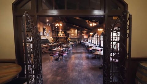 2 restaurants, lunch served