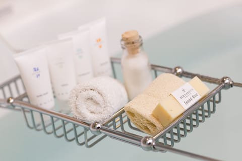 1 bedroom, Egyptian cotton sheets, premium bedding, down comforters